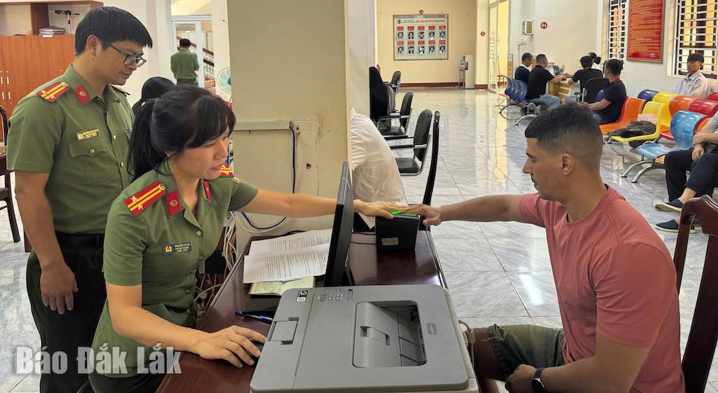 Đắk Lắk vượt chỉ tiêu cấp tài khoản định danh điện tử cho người nước ngoài