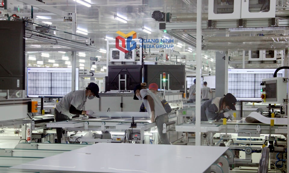 Sản xuất tấm quang năng tại Nhà máy Jinko Solar 2, KCN Sông Khoai. Ảnh: Mạnh Trường