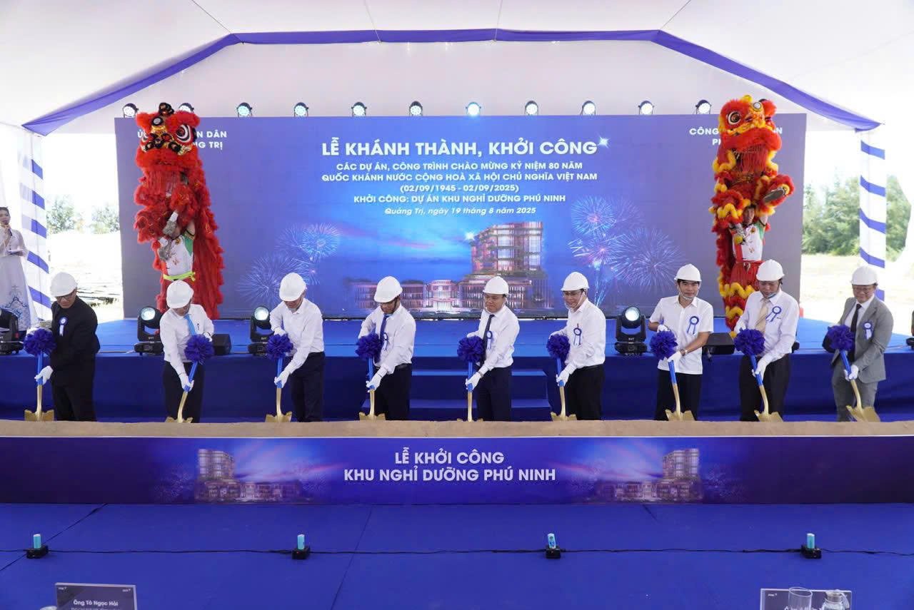 Delegierte führen die Grundsteinlegungszeremonie für das Phu Ninh Resort-Projekt durch