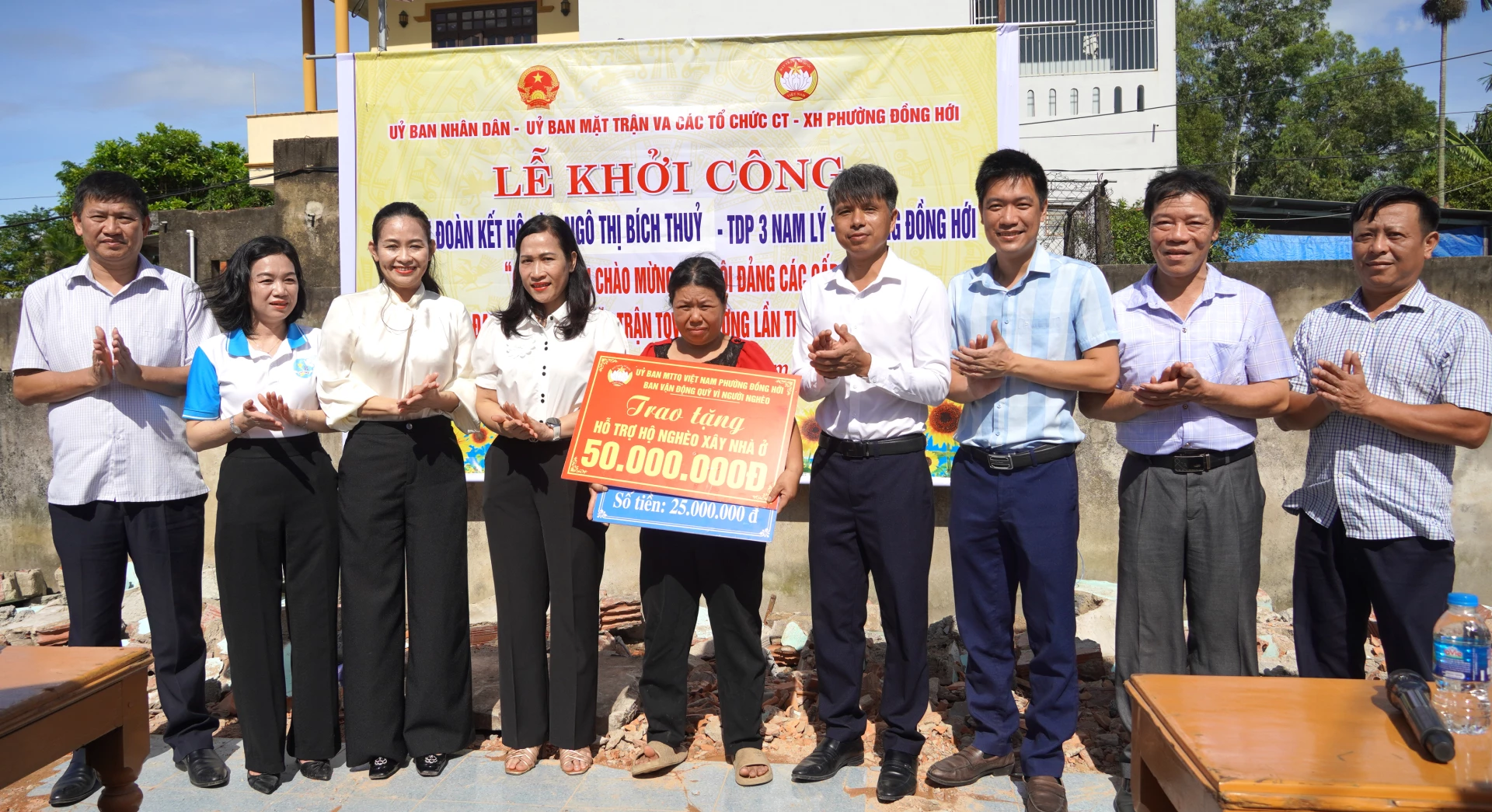 Các đơn vị, tổ chức đoàn thể trao hỗ trợ xây dựng nhà ở cho gia đình chị Nguyễn Thị Bích Thủy. Ảnh: H.T.