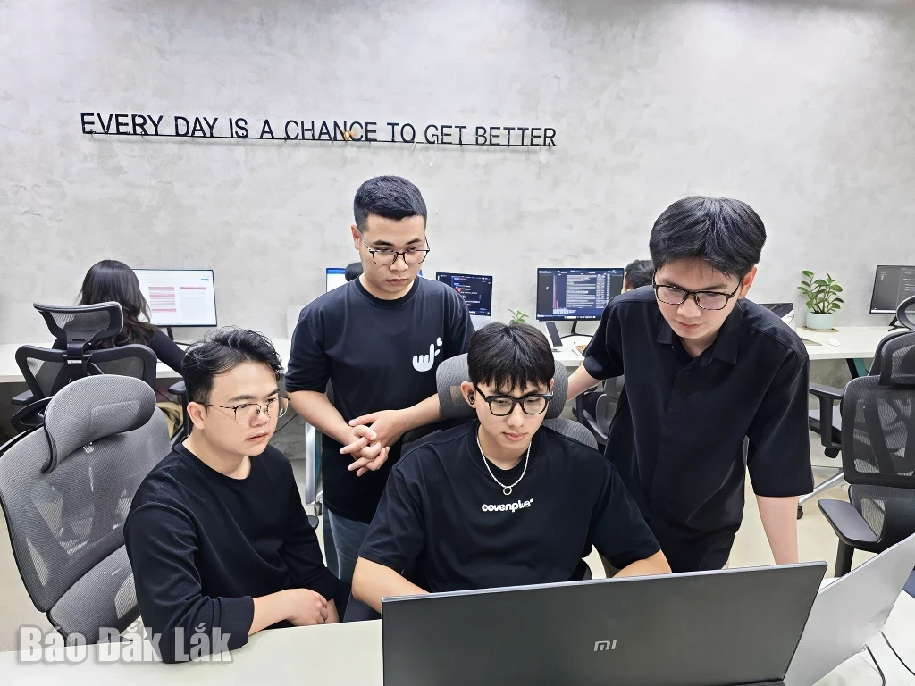Những kỹ thuật viên trẻ Aletech thảo luận về giải pháp cho dự án mới.