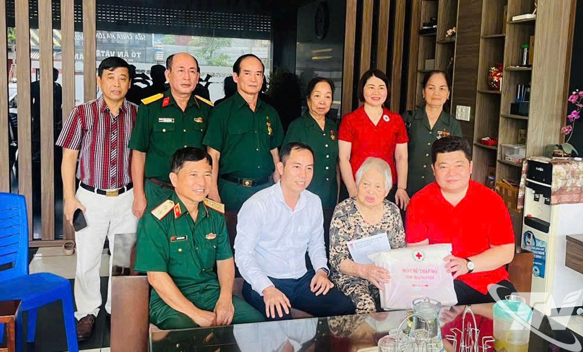 តំណាងក្រុមហ៊ុនភាគហ៊ុនរួមវិនិយោគអចលនទ្រព្យ TASECO ថ្នាក់ដឹកនាំសមាគមជួយឧបត្ថម្ភគ្រួសារយុទ្ធជនពលី VMSFA និងសមាគមកាកបាទក្រហមខេត្ត ជូនអំណោយដល់សាច់ញាតិសពលោក Nguyen The Cuong។