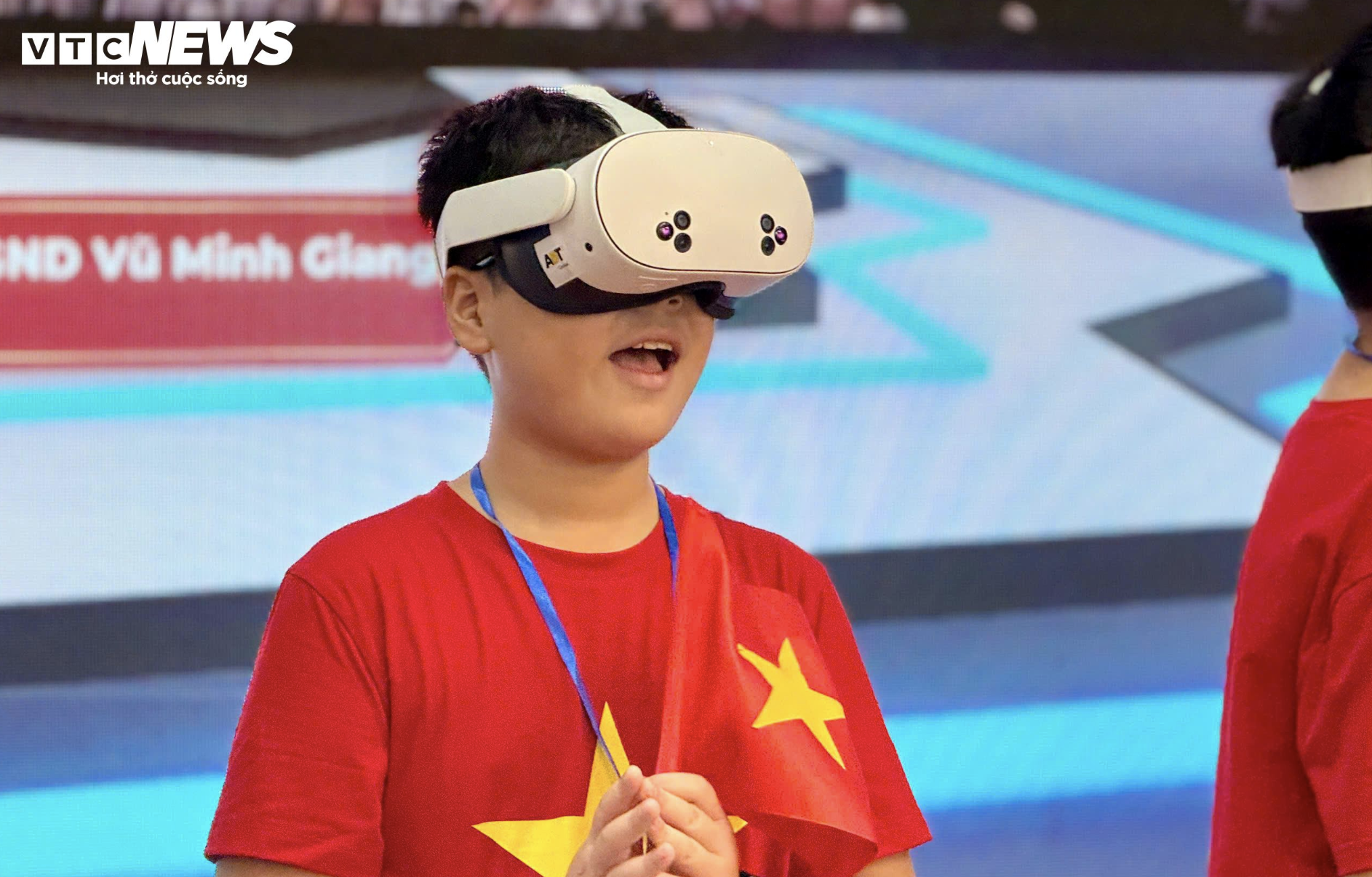 'Xuyên không' cùng lòng yêu nước