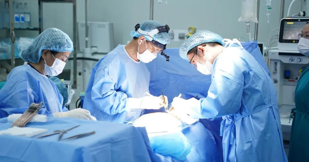 Cắt bỏ khối u khổng lồ “ôm trọn” khí quản, giải phóng đường thở cho cụ ông 75 tuổi
