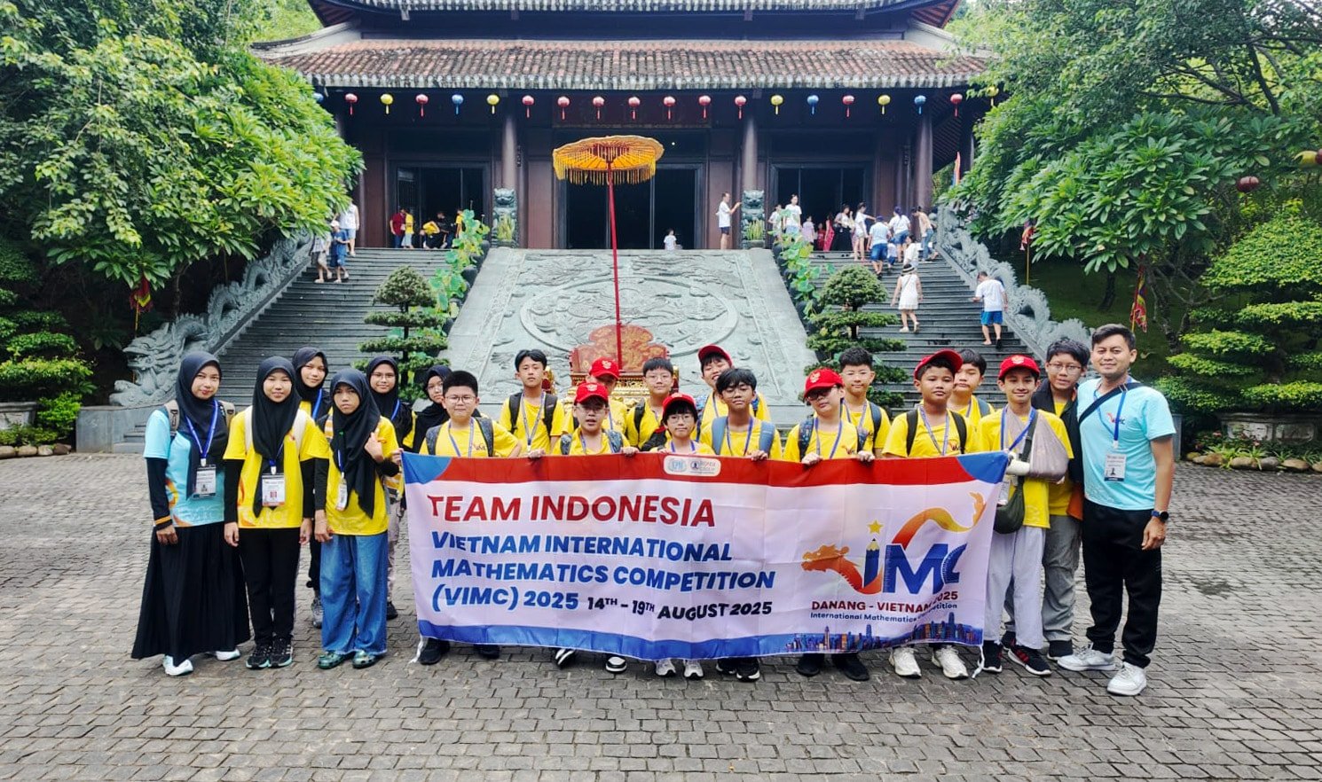 Đoàn thí sinh Indonesia trong hoạt động tham quan các địa điểm văn hóa tại Kỳ thi Toán học quốc tế lần thứ 25.