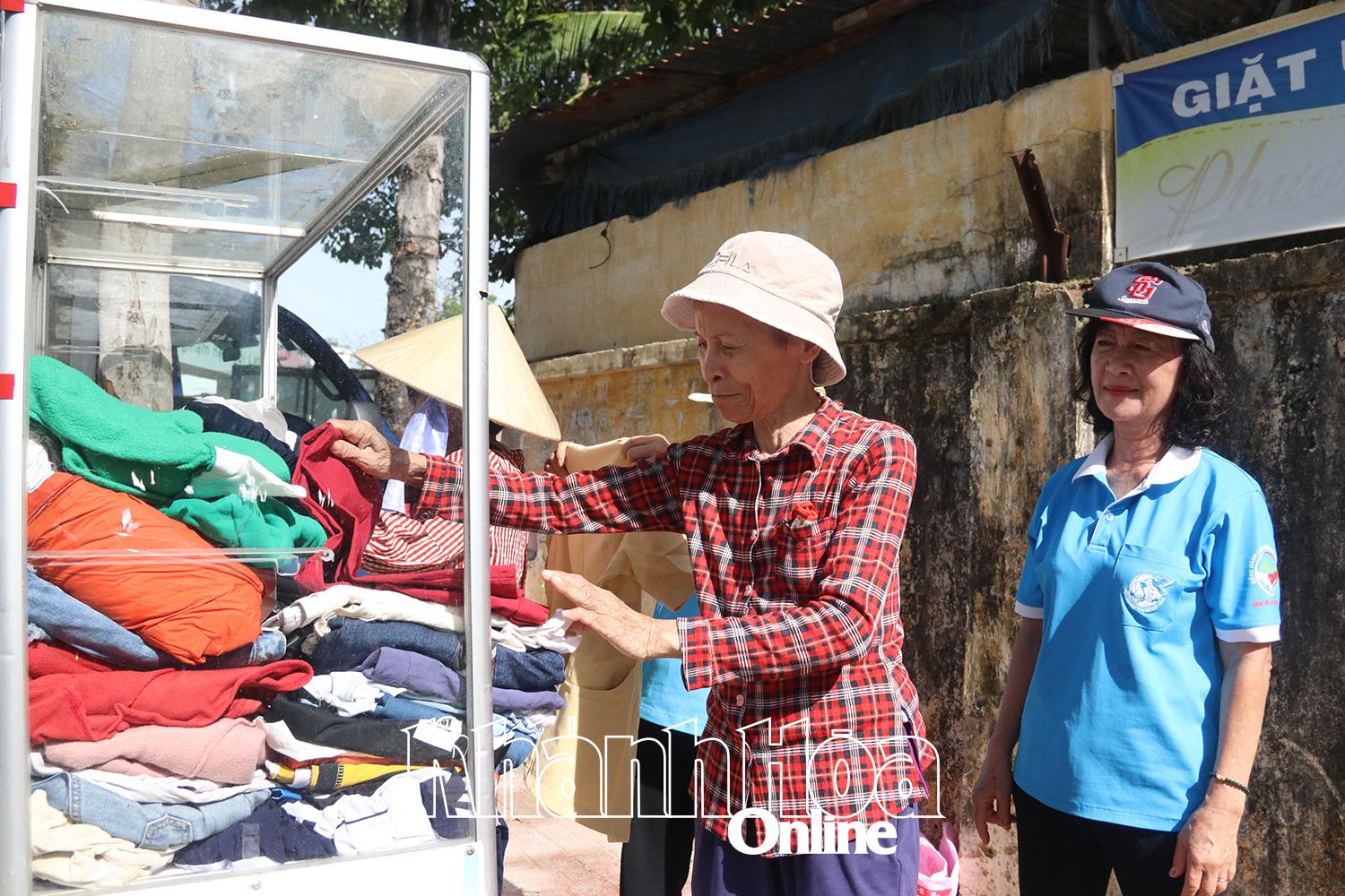 People come to choose clothes at the 