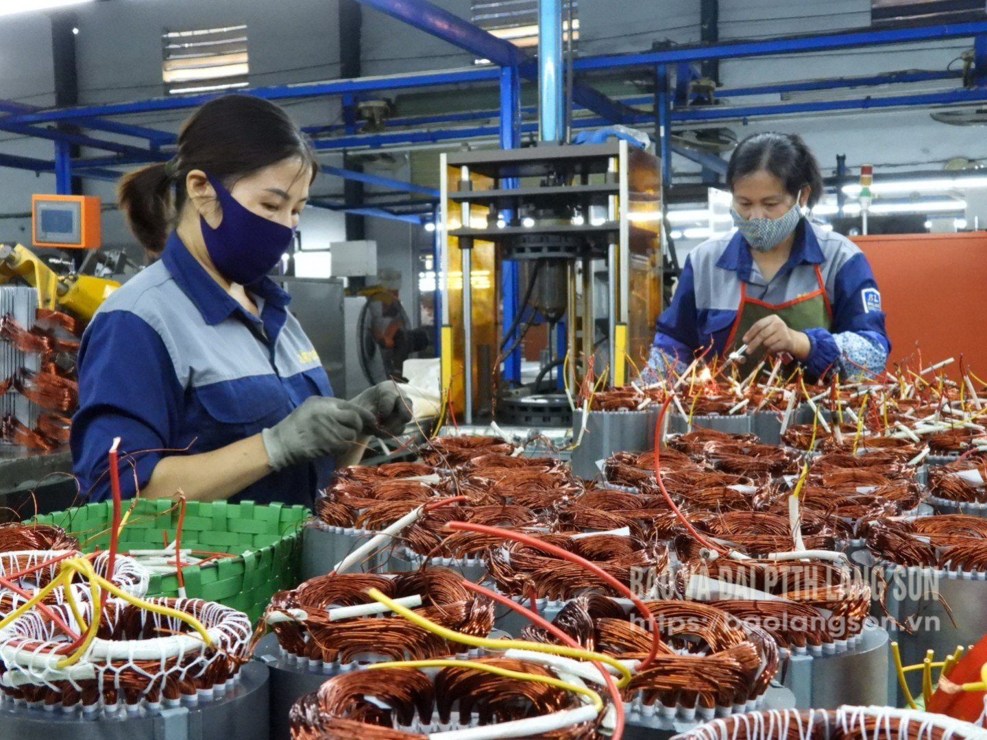 Công nhân Công ty TNHH Bảo Long sản xuất máy bơm nước 