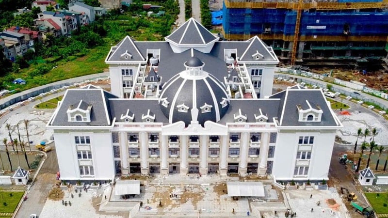 Công trình Nhà Văn hóa nghệ thuật tỉnh Phú Thọ có diện tích 18.000m2 với hơn 1.000 chỗ ngồi, được đầu tư hơn 420 tỷ đồng đang được gấp rút hoàn thành để khánh thành vào ngày 19/8.
