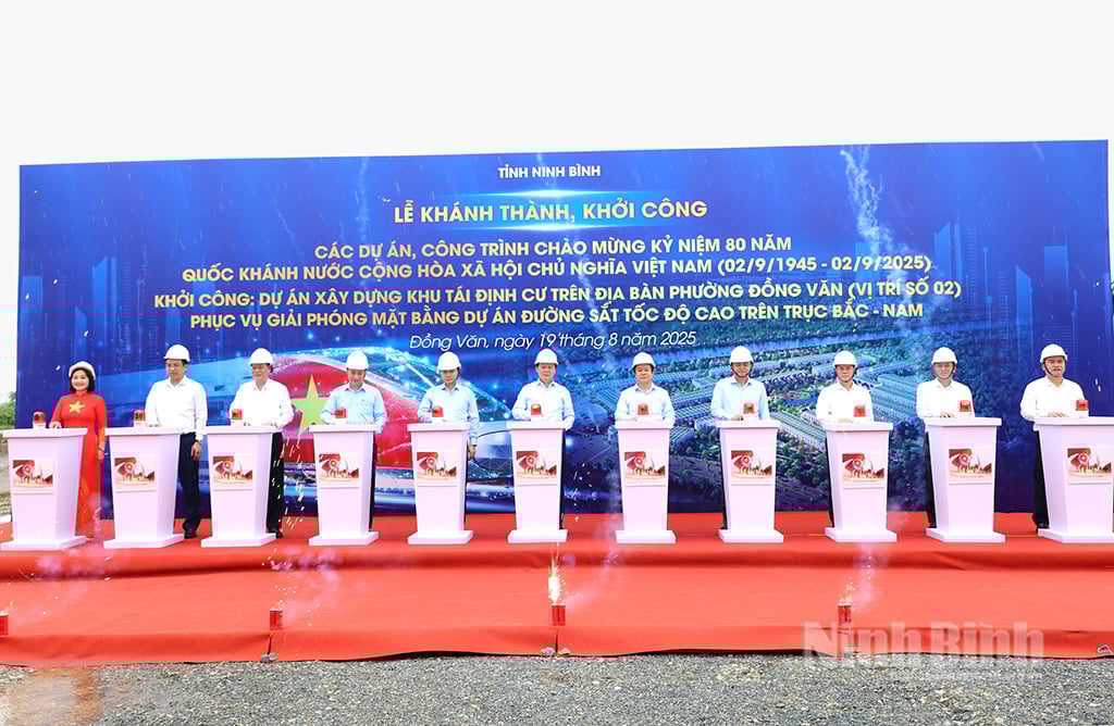 Đồng chí Phó Thủ tướng Chính phủ Trần Hồng Hà và các đại biểu bấm nút khởi công Dự án xây dựng khu tái định cư trên địa bàn phường Đồng Văn.