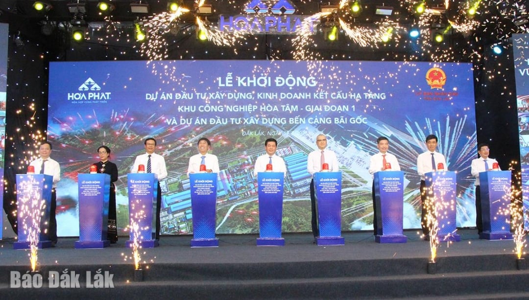 Các đồng chí lãnh đạo Trung ương, tỉnh và nhà đầu tư nhấn nút khởi động các dự án. 