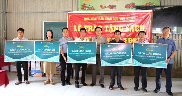 NXB Giáo dục Việt Nam trao tặng sách giáo khoa cho trường vùng lũ Điện Biên - Ảnh 3.