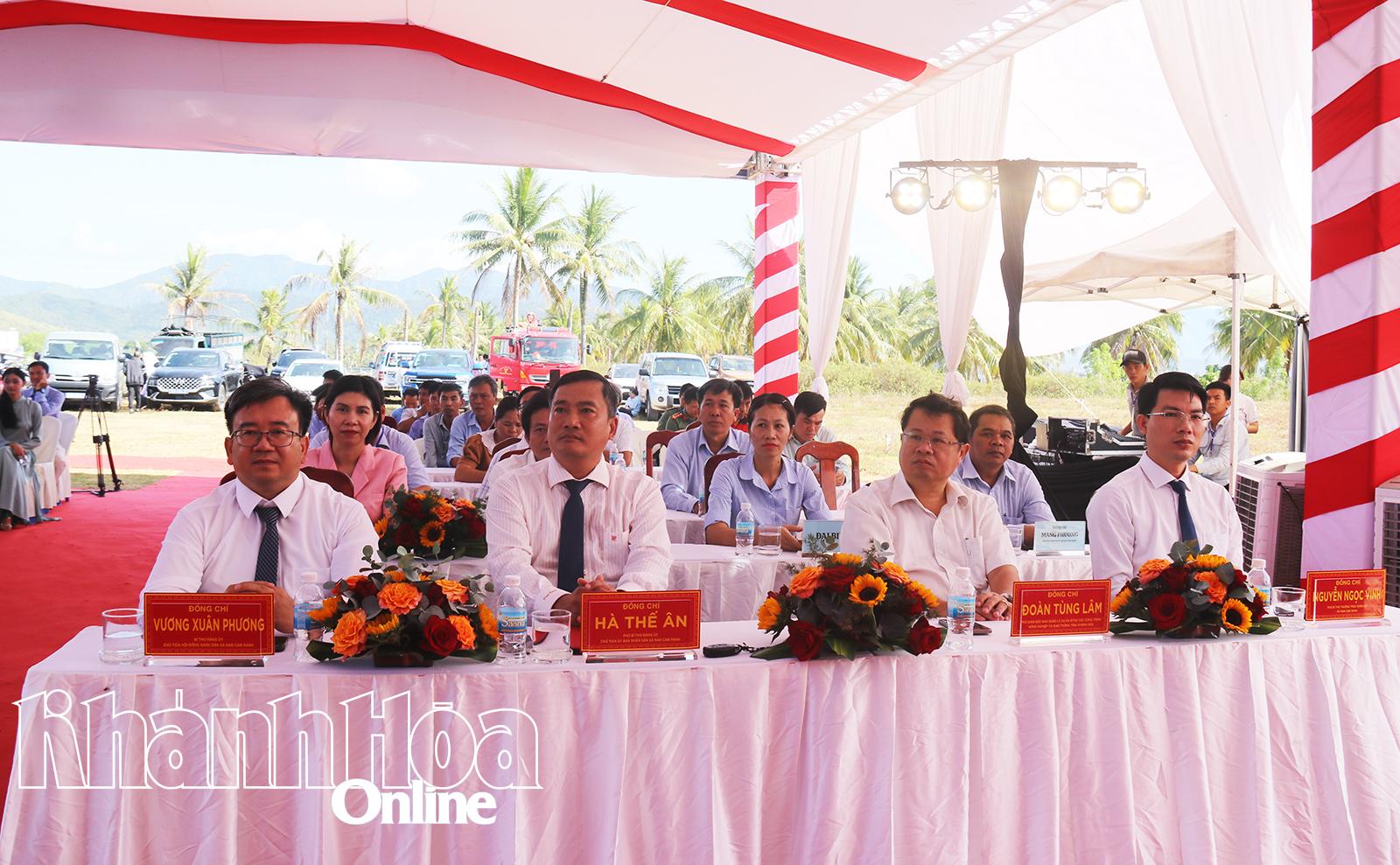 Các đại biểu tham dự lễ động thổ.