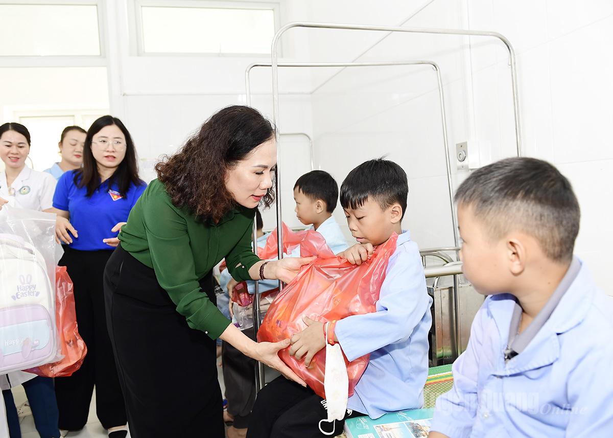 សមមិត្ត Ngo Thi Thu Ha និពន្ធនាយករងនៃកាសែត Tuyen Quang និងវិទ្យុ និងទូរទស្សន៍ បានប្រគល់អំណោយដល់កុមារដែលមានជំងឺ thalassemia នៅមន្ទីរពេទ្យទូទៅប្រចាំតំបន់ Chiem Hoa។