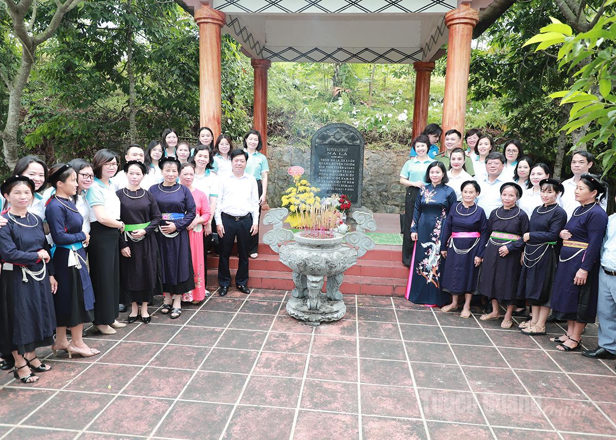 Phó Chủ tịch Ủy ban Trung ương MTTQ Việt Nam, Chủ tịch Hội LHPN Việt Nam Nguyễn Thị Tuyến cùng đoàn công tác chụp ảnh lưu niệm tại Bia Kỷ niệm nơi cơ quan Trung ương Hội LHPN Việt Nam ở và làm việc trong thời kỳ kháng chiến chống Pháp (1950 – 1951) tại thôn Nà Lá.

