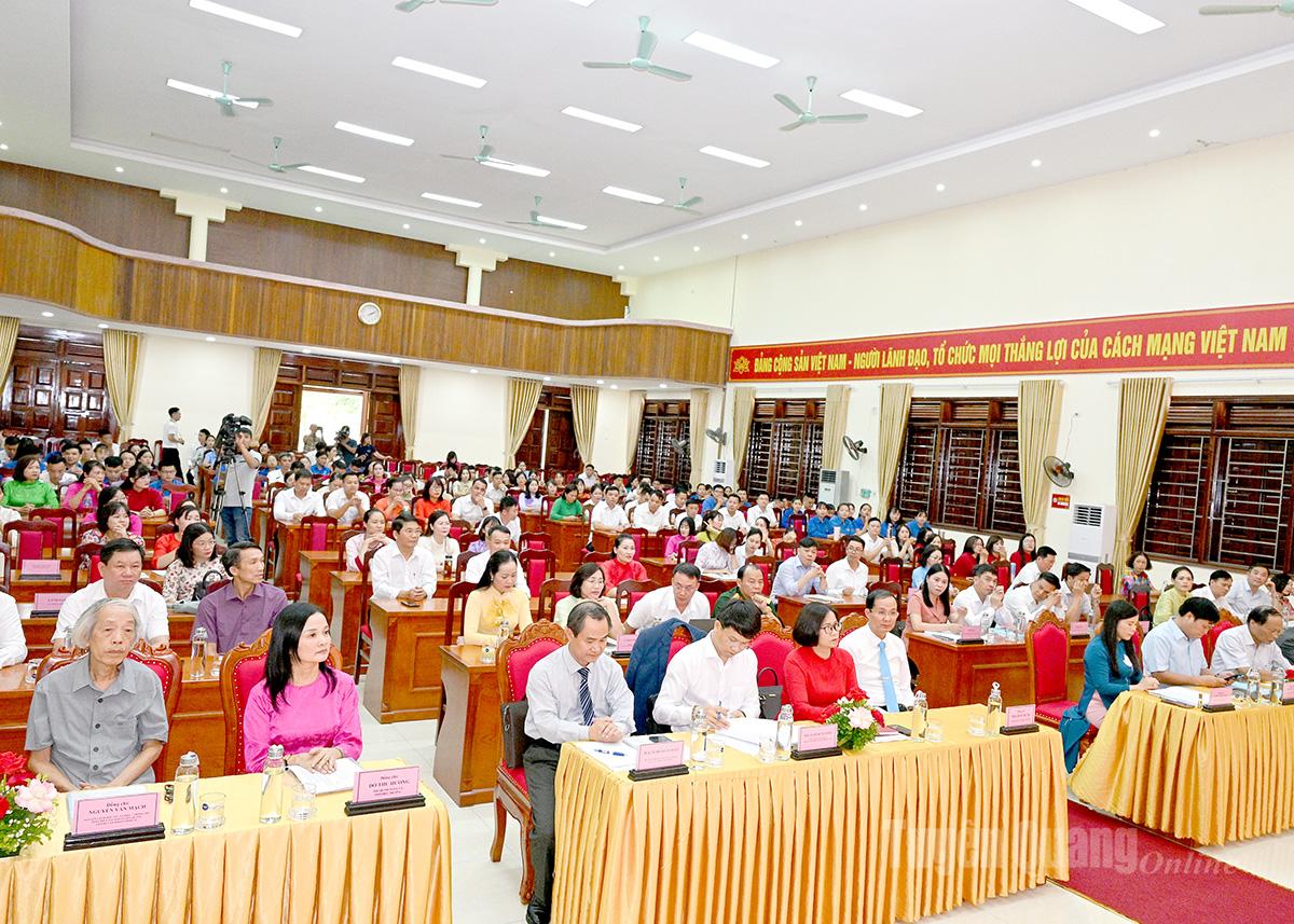 Lãnh đạo tỉnh và các đại biểu dự Hội thảo khoa học.