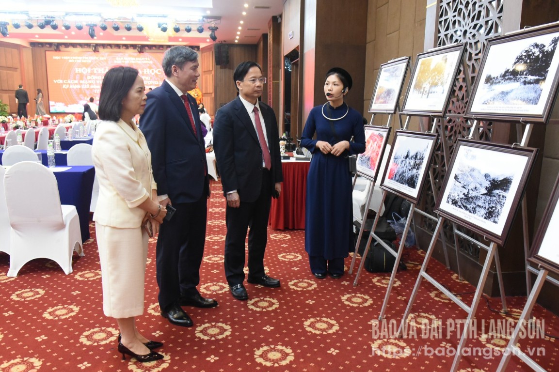 Thuyết minh viên Bảo tàng tỉnh giới thiệu đến các đại biểu những hình ảnh tư liệu, hiện vật liên quan đến cuộc đời, sự nghiệp cách mạng của đồng chí Lương Văn Tri