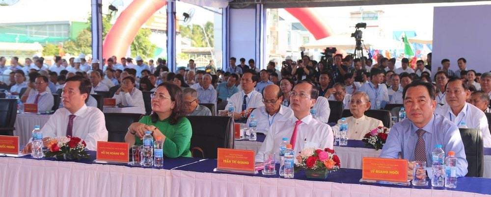 Lãnh đạo 2 tỉnh Vĩnh Long và Đồng Tháp tham dự buổi lễ. Ảnh: Thạch Thảo