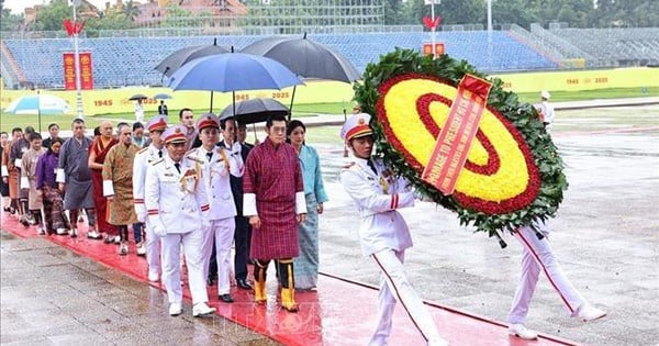 Chùm ảnh: Quốc vương Bhutan và Hoàng hậu vào Lăng viếng Chủ tịch Hồ Chí Minh