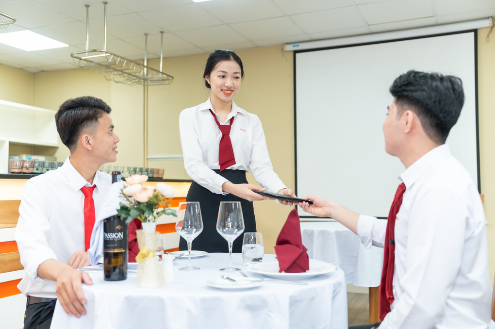 Ngành du lịch còn là “vé vàng” của mùa tuyển sinh, điểm chuẩn ra sao? - 2