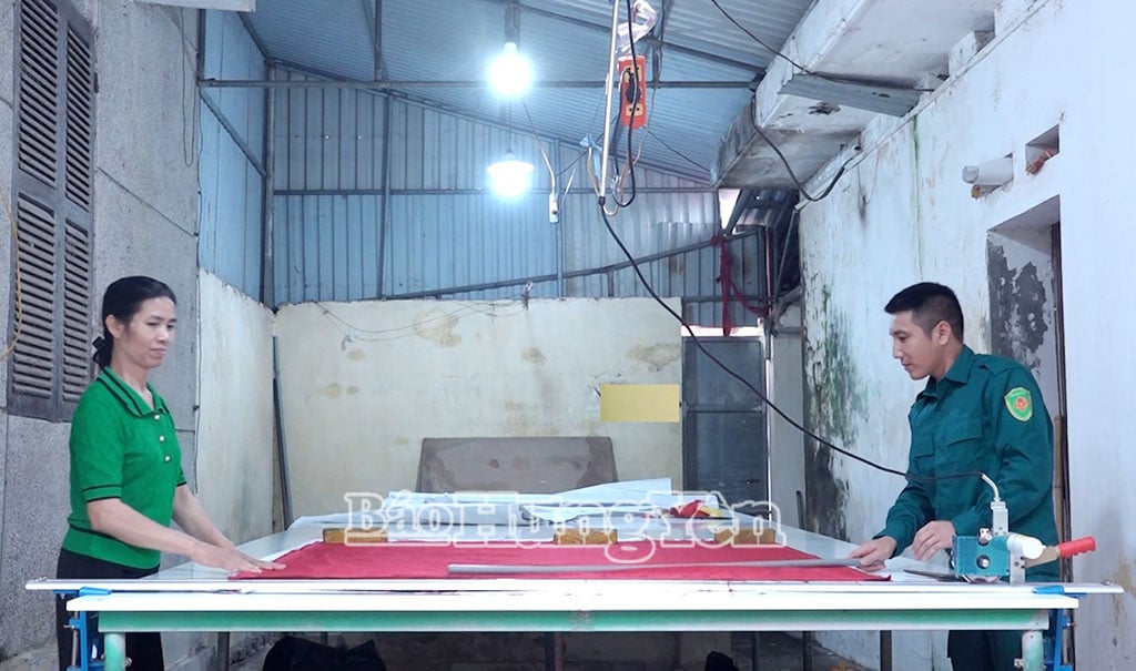 Cơ sở sản xuất hàng may mặc của ông Bùi Minh Thanh, xã Hiệp Cường.