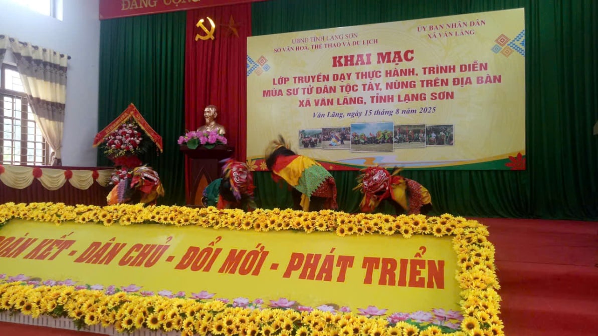 Khai mạc lớp truyền dạy múa sử tử dân tộc Tày, Nùng trên địa bàn xã Văn Lãng, tỉnh Lạng Sơn