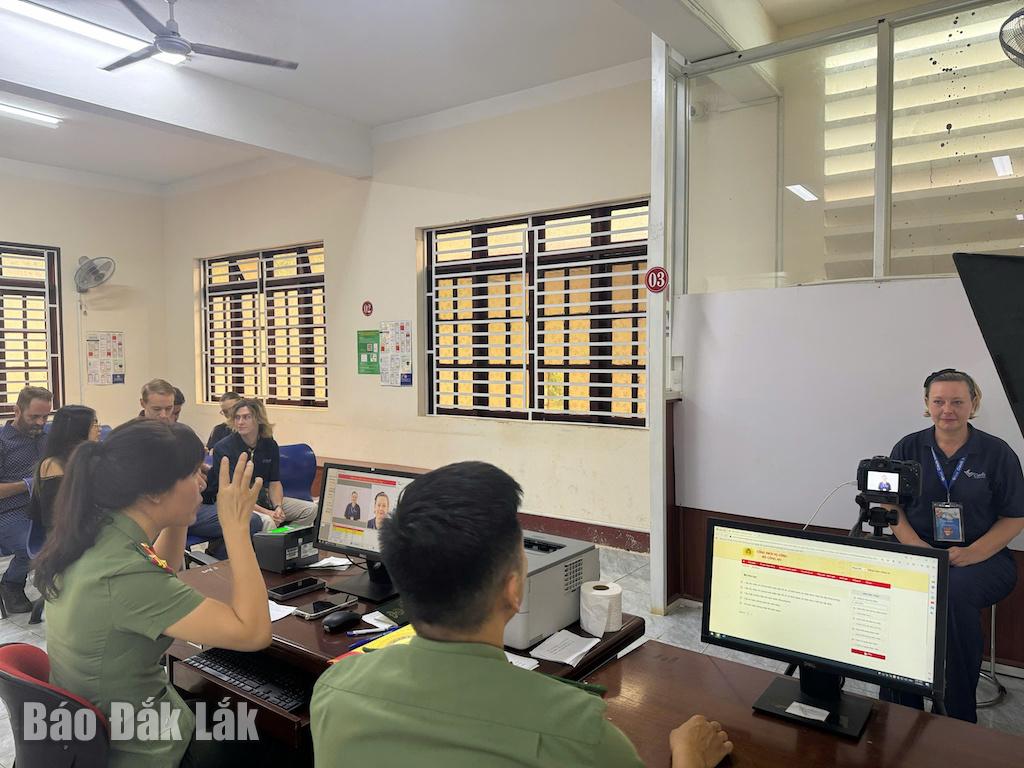 Cán bộ Phòng Xuất nhập cảnh Công an tỉnh hướng dẫn người nước ngoài làm tài khoản định danh điện tử.
