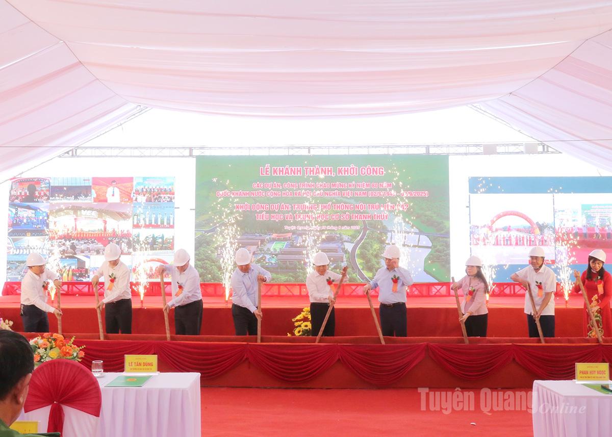 Các đại biểu thực hiện nghi lễ động thổ xây dựng công trình.