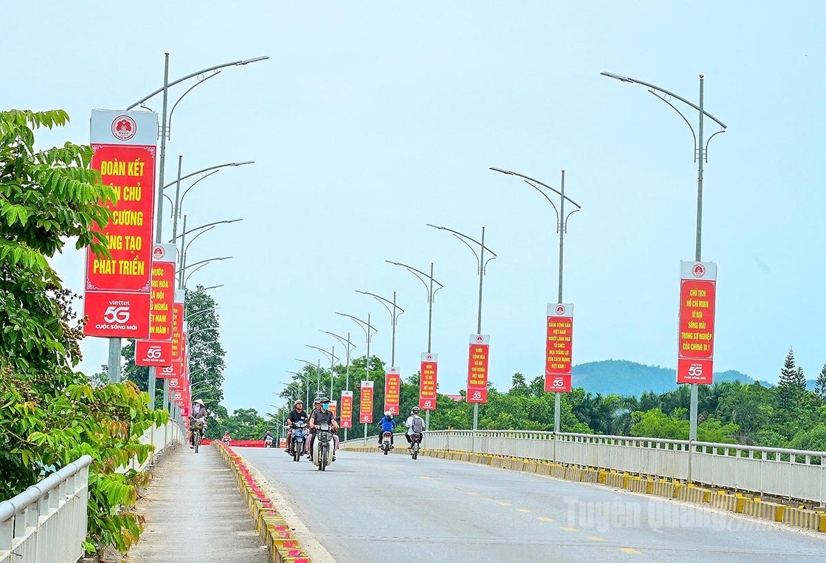 Không khí 
cờ hoa rộn ràng của mùa thu Cách mạng tháng Tám trên quê hương Tuyên Quang.