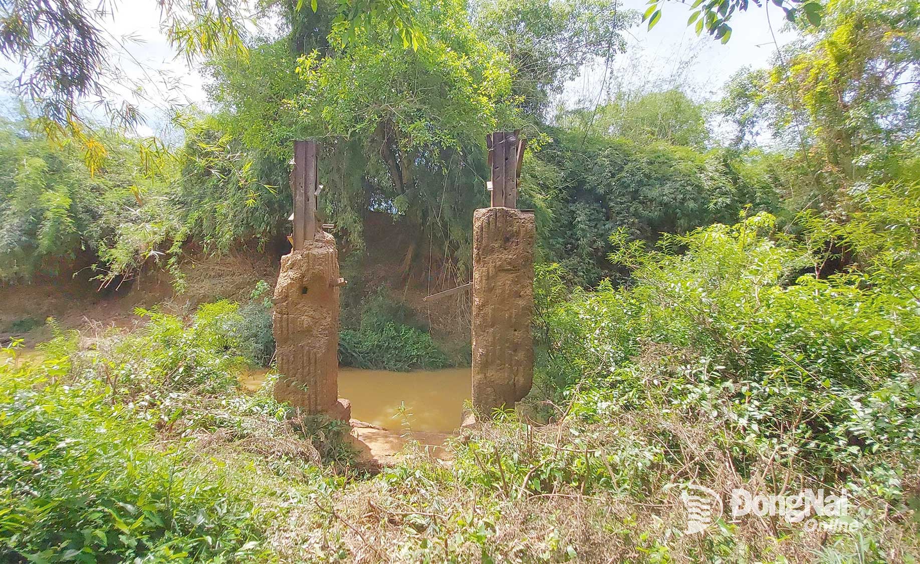 Mố cầu Mã Đà cũ, phần còn sót lại sau khi cây cầu này bị đánh sập trong chiến tranh. Ảnh: Nguyễn Tấn