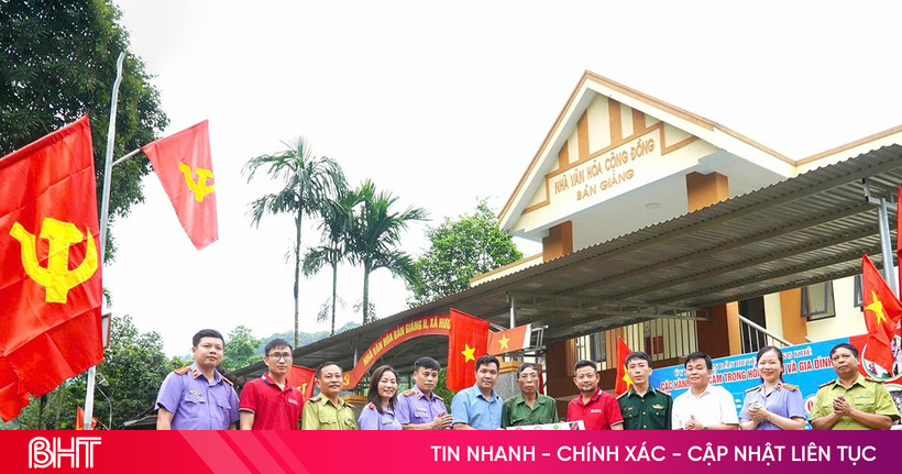 Rực rỡ cờ Đảng, cờ Tổ quốc trên những bản làng dân tộc Chứt