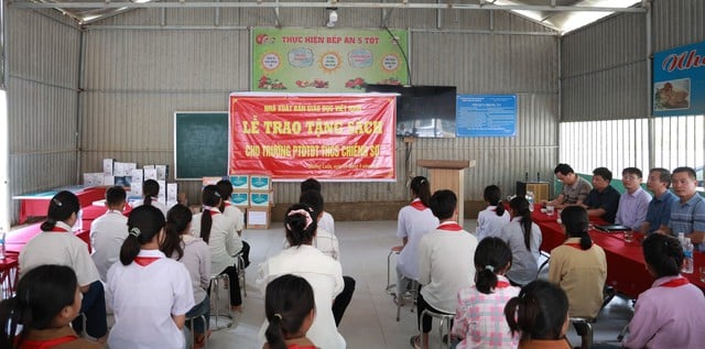 NXB Giáo dục Việt Nam trao tặng sách giáo khoa cho trường vùng lũ Điện Biên - Ảnh 1.