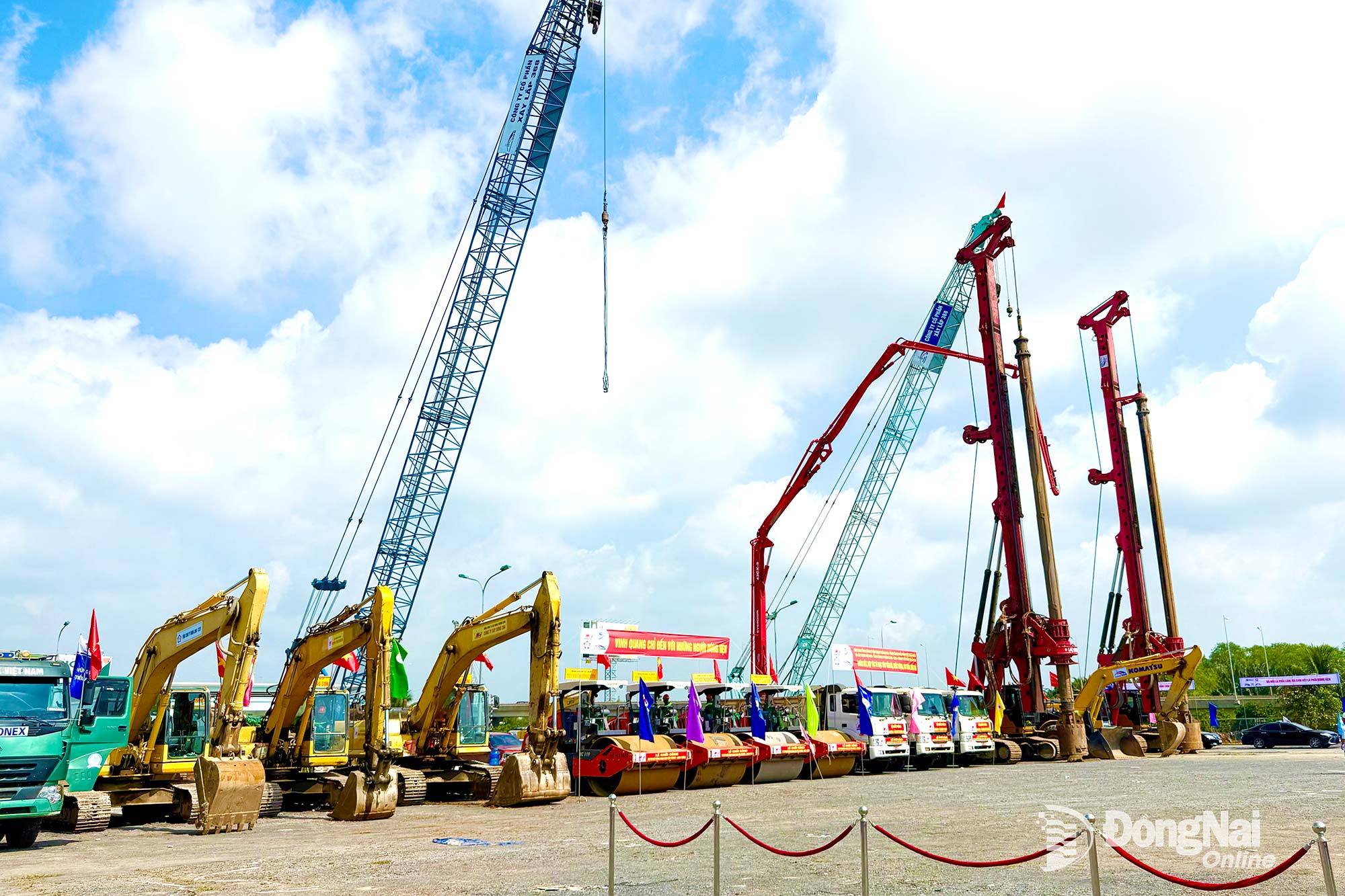 Các nhà thầu tập kết thiết bị sẵn sàng thi công sau buổi lễ động thổ. Ảnh: Công Nghĩa