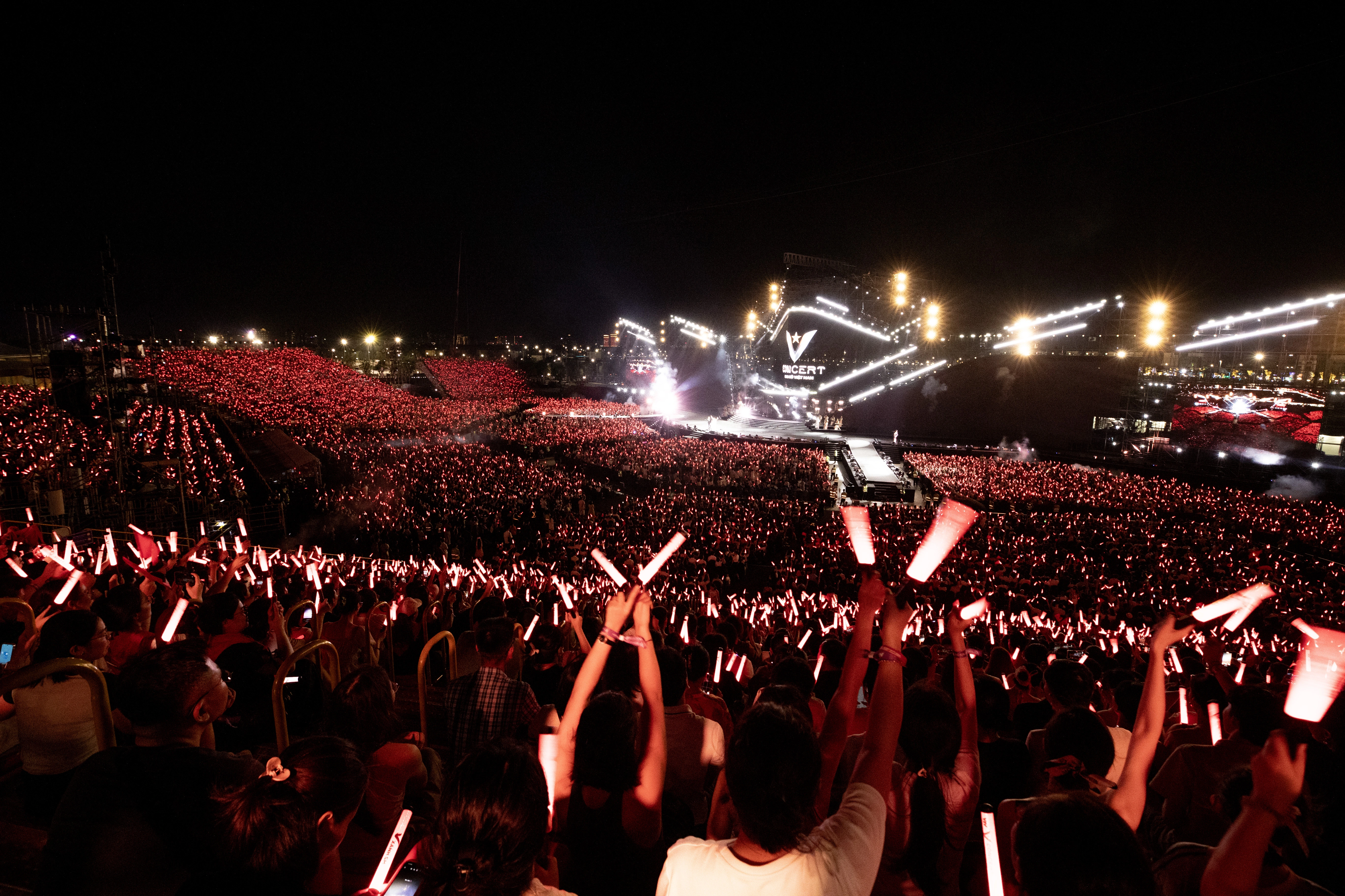 Thấy gì từ việc hàng vạn khán giả trẻ săn vé, đi xem “concert yêu nước”?