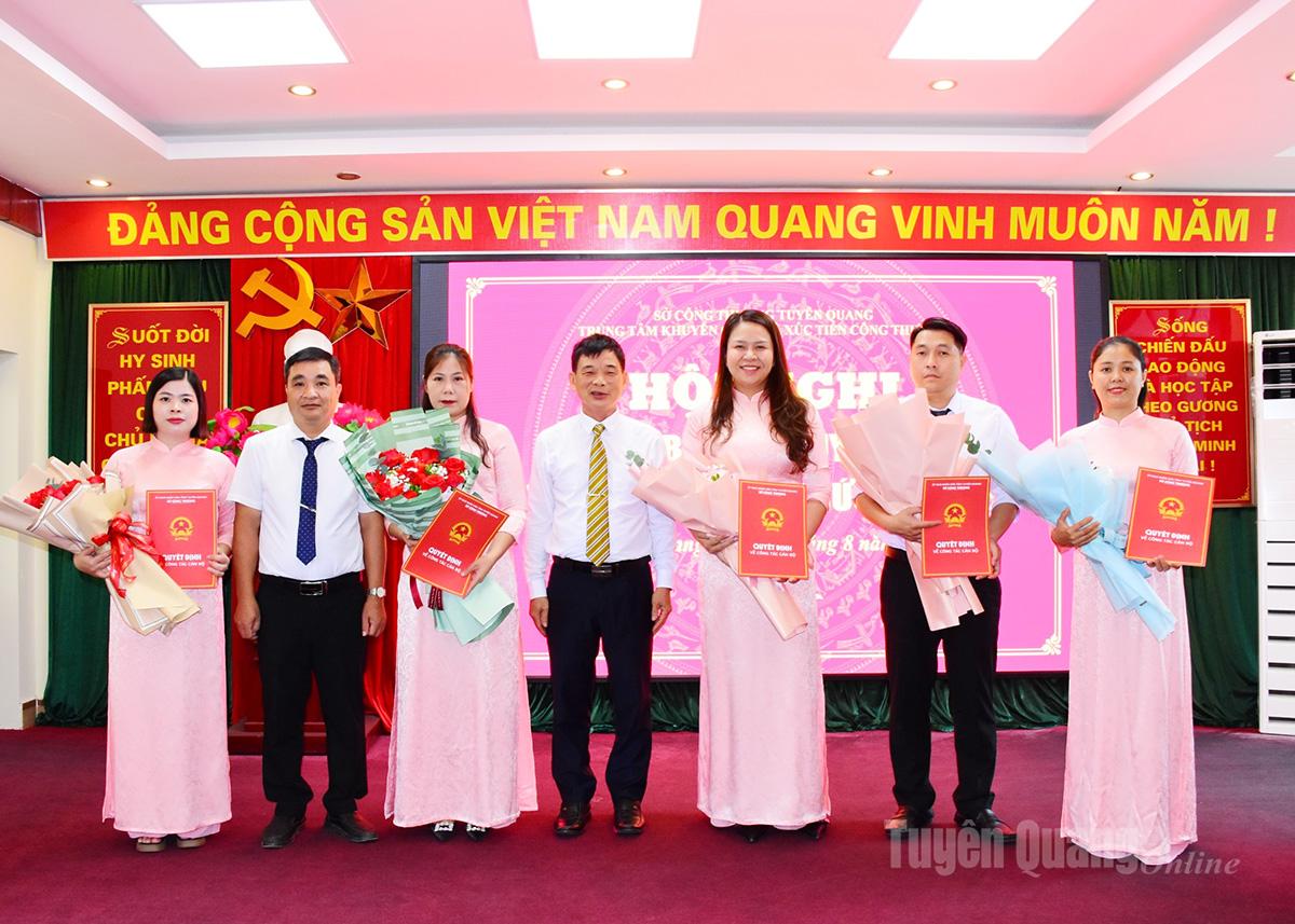 Lãnh đạo Sở Công Thương trao Quyết định và tặng hoa chúc mừng tập thể Phòng Xúc tiến thương mại.