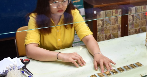 Contrary to world prices, SJC gold bar price is anchored at the peak