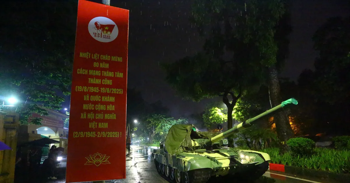 Hàng loạt khí tài tham gia diễu binh, diễu hành được vận chuyển về trung tâm Hà Nội