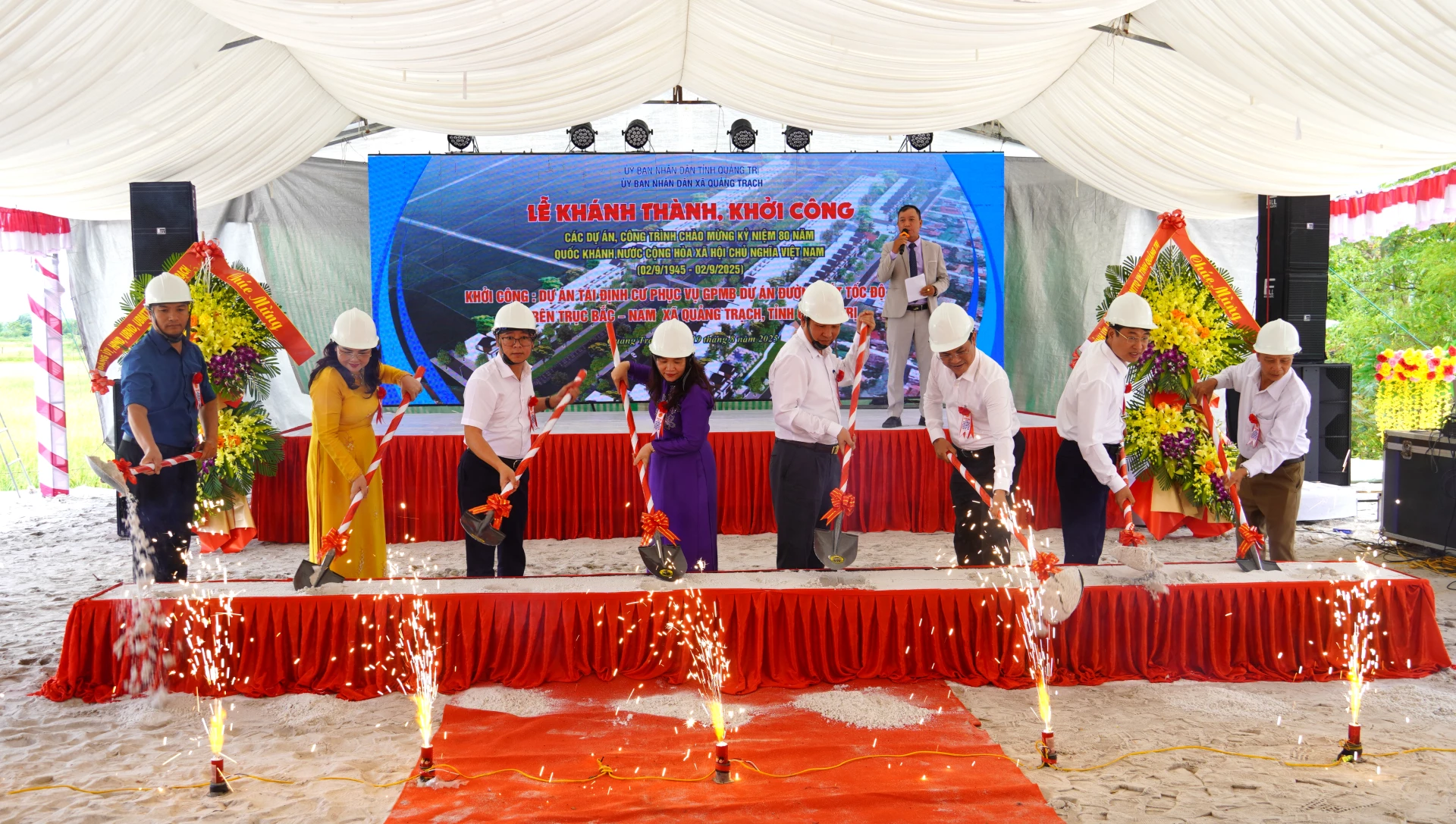 Đại biểu khởi công dự án - Ảnh: N.M