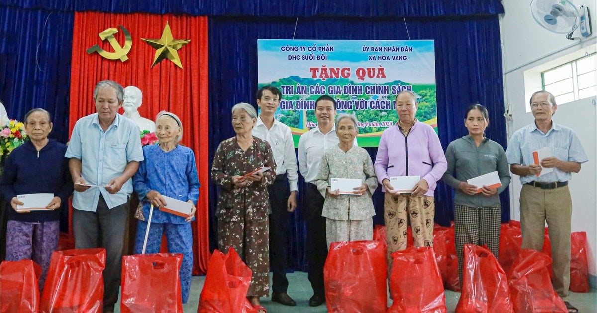 Offering incense to pay tribute to heroic martyrs and giving gifts to families with meritorious services in Hoa Vang commune