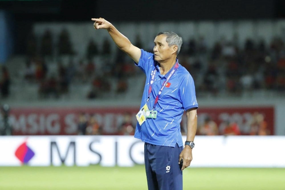 Coach Mai Duc Chung thanks fans after his team's victory over Thailand - photo 1