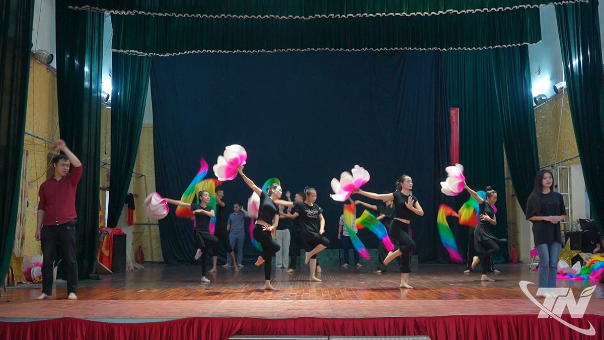 ការហាត់សមរបស់សិល្បករមកពីក្រុមសិល្បៈជនជាតិខេត្ត Thai Nguyen។
