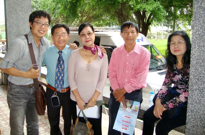 Nghệ sĩ sân khấu TP HCM viếng mộ nhà báo Nguyễn Văn Tuấn 