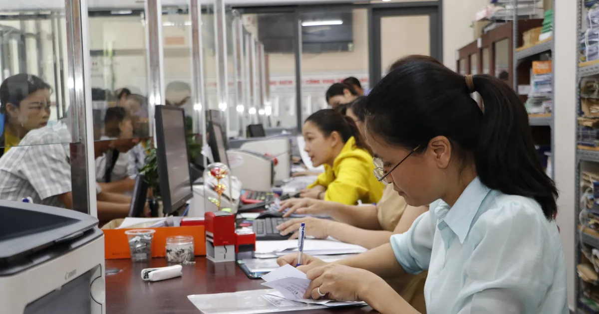 The Chairman of the People's Committee at the commune level is authorized to decide on the salary regime for civil servants.