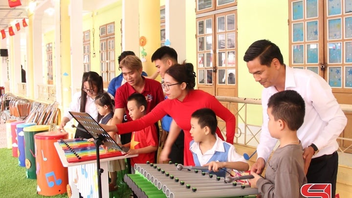 Bàn giao công trình tài trợ “sân chơi âm nhạc cho trẻ em khuyết tật”
