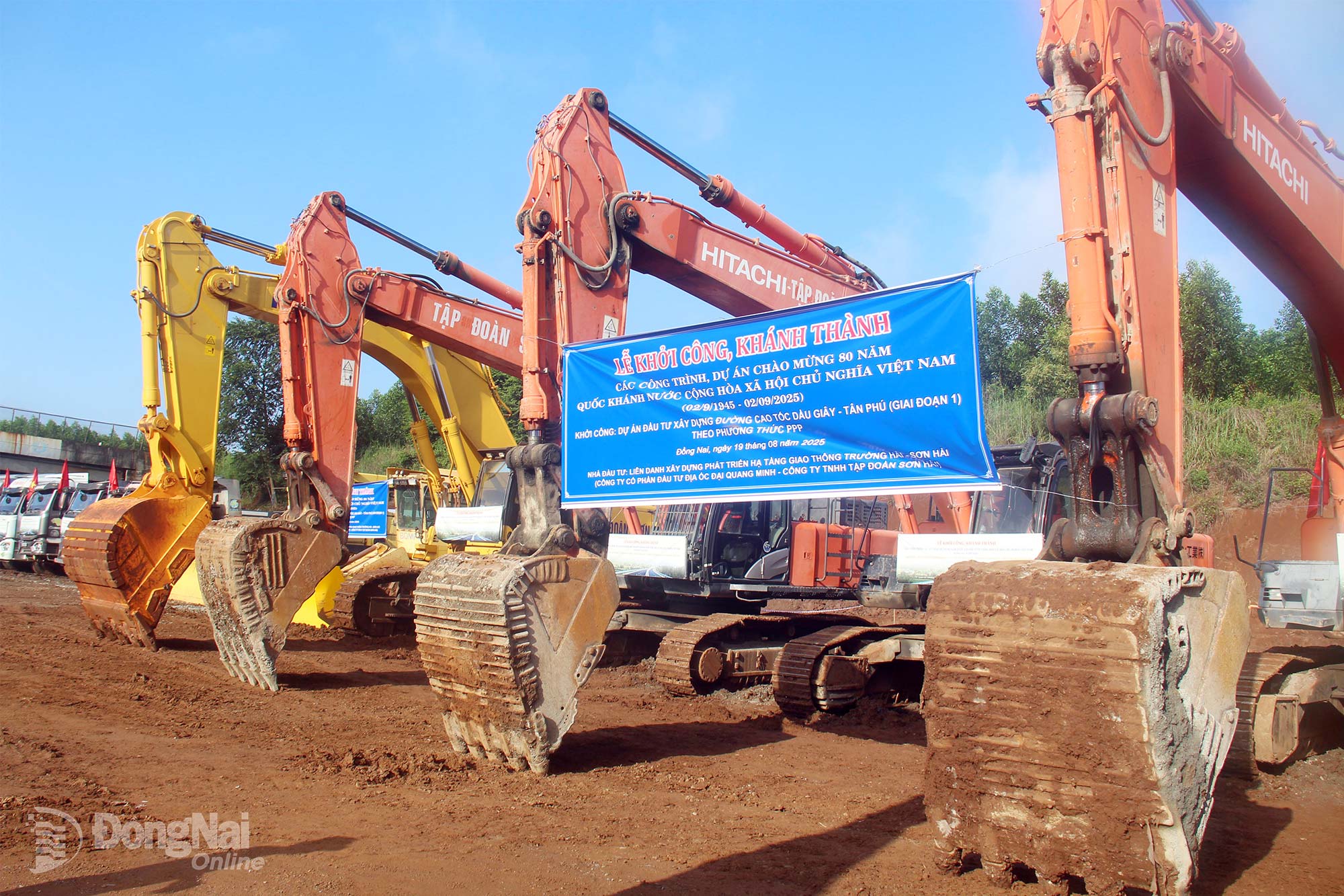 Các máy móc, phương tiện sẵn sàng cho lễ khởi công Dự án Đầu tư xây dựng đường cao tốc Dầu Giây - Tân Phú (giai đoạn 1). Ảnh: Hải Quân