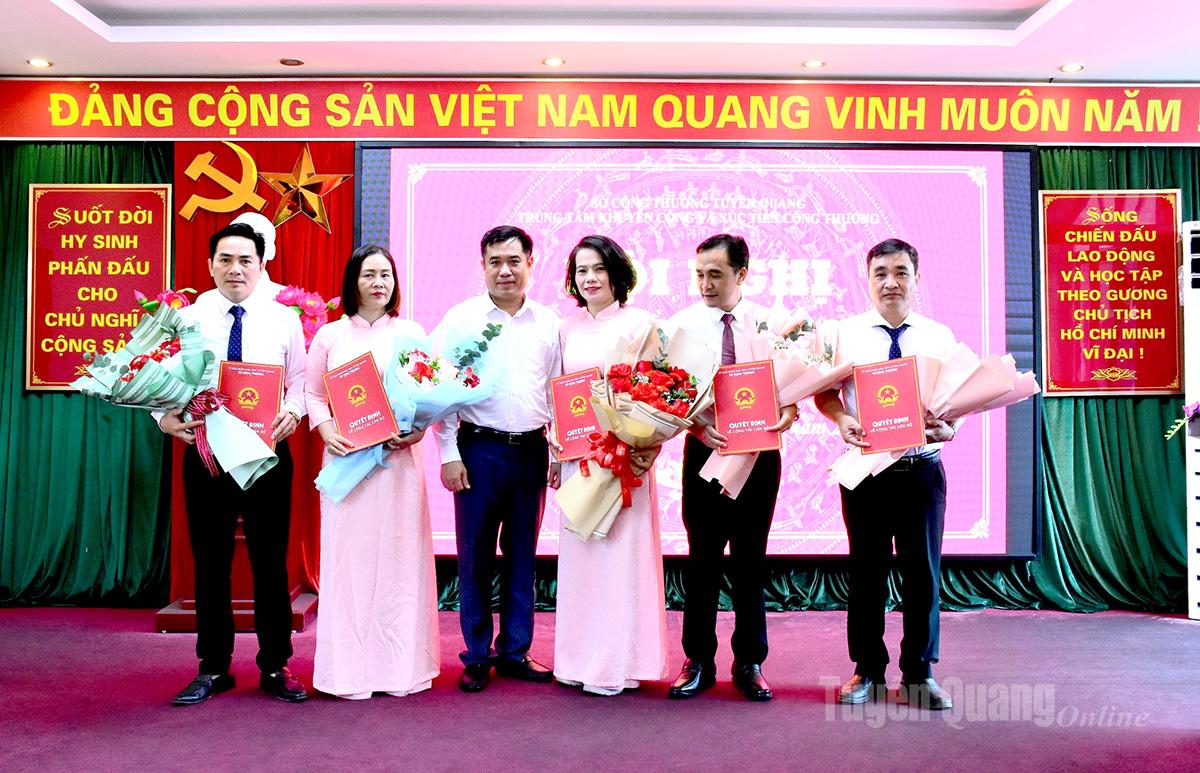 Lãnh đạo Sở Công thương trao Quyết định và tặng hoa chúc mừng tập thể Phòng Tổng hợp hành chính.