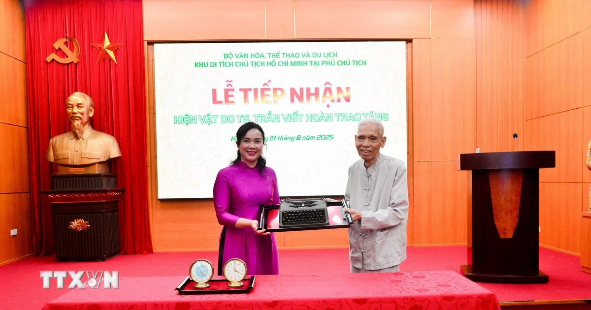 Khu Di tích Phủ Chủ tịch tiếp nhận hiện vật do người cận vệ của Bác Hồ trao tặng