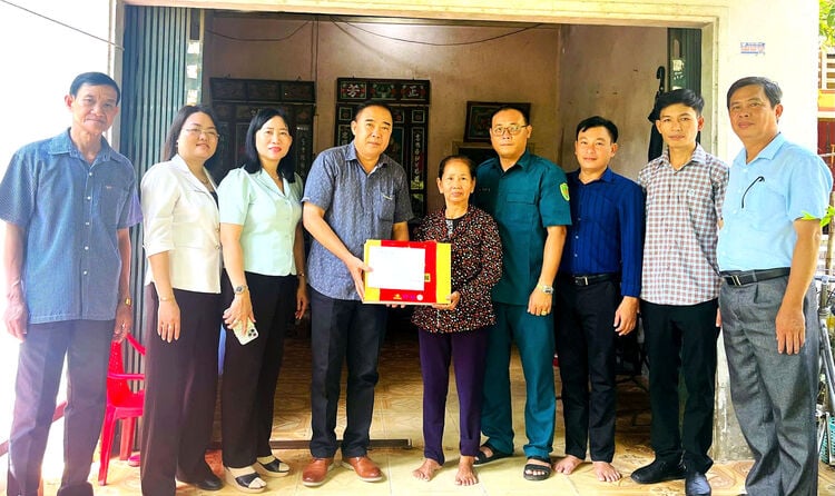 Ba Chuc Commune visits the family of Vietnamese Heroic Mother