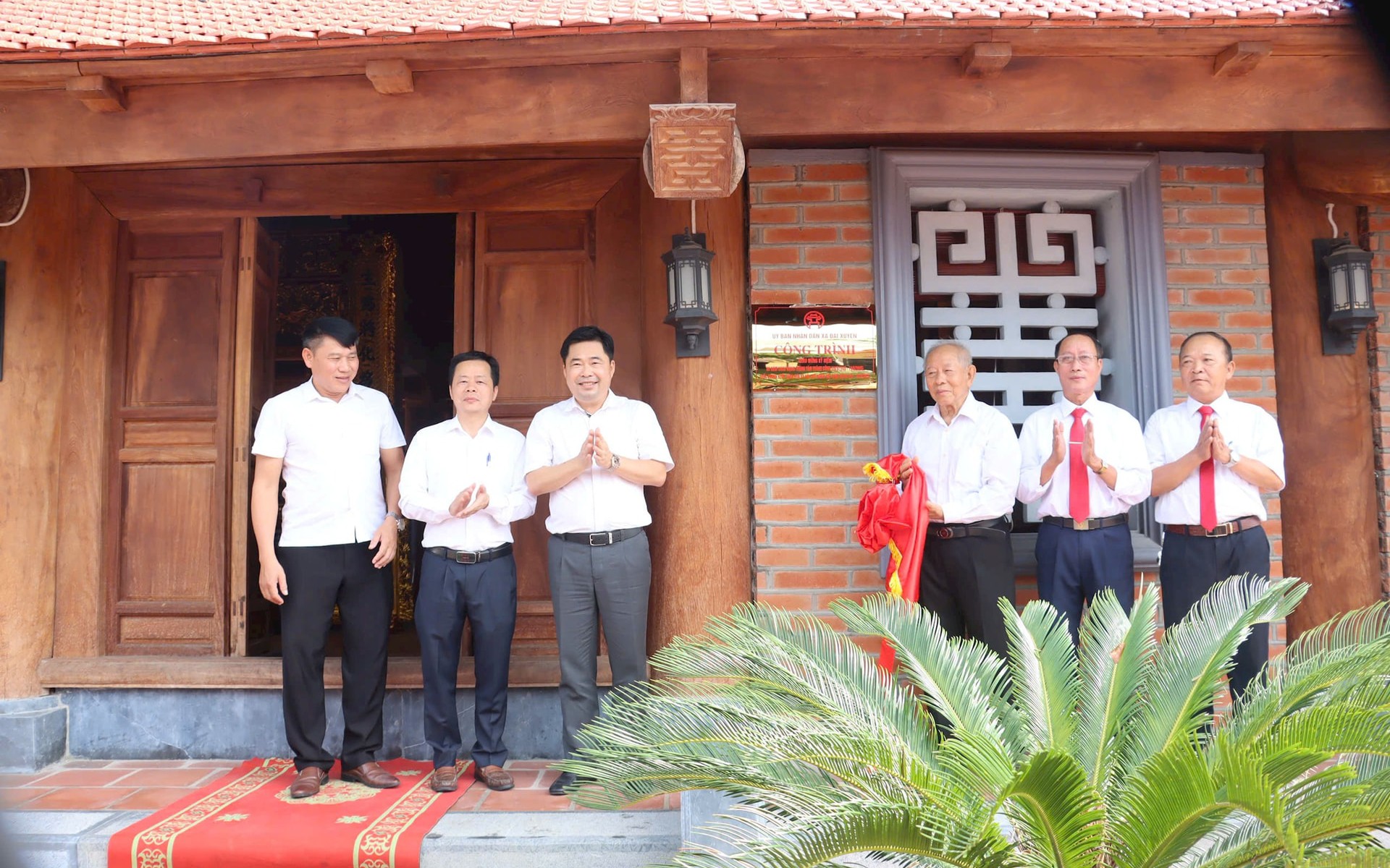 Gắn biển đình làng Cổ Chế xã Đại Xuyên