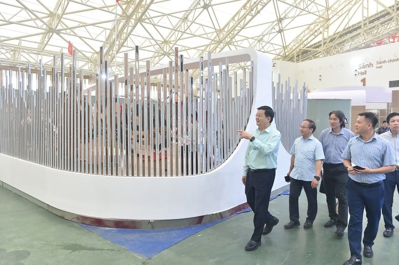 Tăng tốc hoàn thiện các hạng mục thi công gian trưng bày Triển lãm thành tựu Đất nước dịp 80 năm Quốc khánh - Ảnh 1.