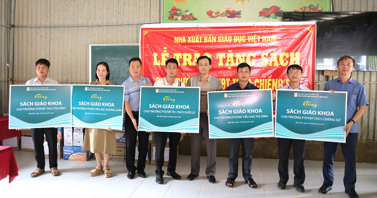 NXB Giáo dục Việt Nam trao tặng sách giáo khoa cho trường vùng lũ Điện Biên